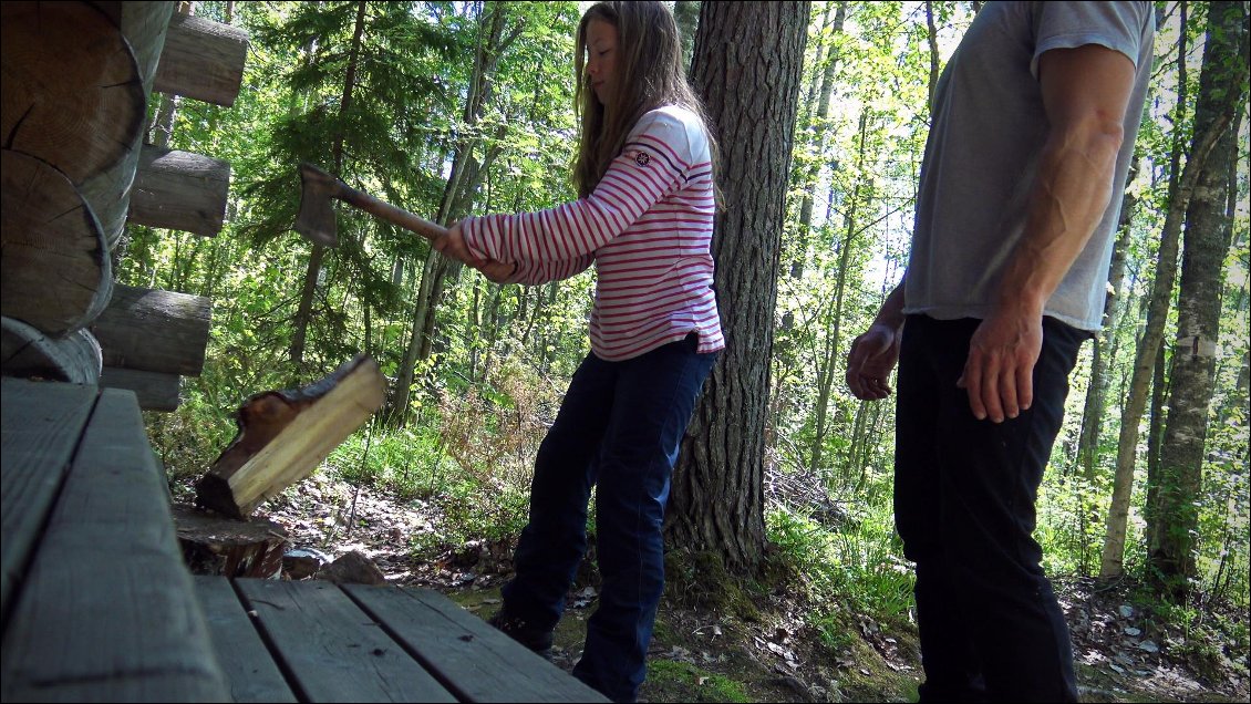 Alors pendant les deux jours qui ont suivis, nous avons fait de même et rechargé la réserve de bois pour ceux qui viendront après.