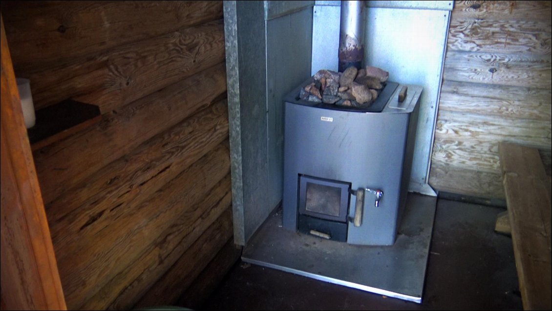 Les premiers saunas furent aux alentours de 80 degrés, puis quand c'est devenu quotidien,au mois d’Août, le thermomètre dépassait les 100°.