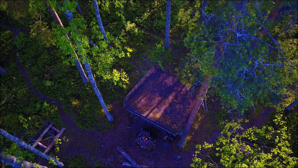 Le shelter est propre. C'est la première fois que nous en utilisons un en Scandinavie....ils sont généralement pratiqués par les touristes et sont vraiment dégueulasses !
