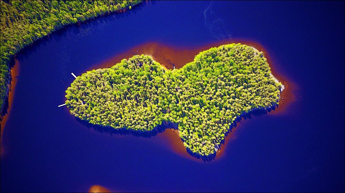 L’île sauna avec ses trois pontons....chacun d'eux mène à des shelters, des coins feux, au kota et au sauna.