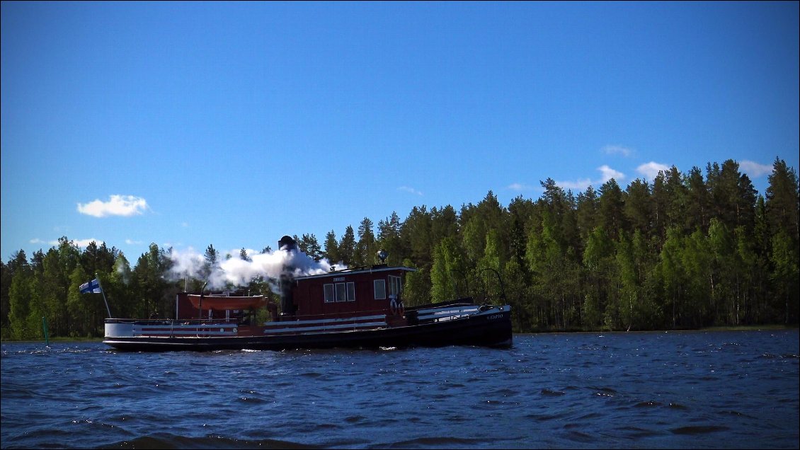 Les bateaux qui nous croisent envoient toujours un coup de corne qui détonne de sympathie et de vapeur.