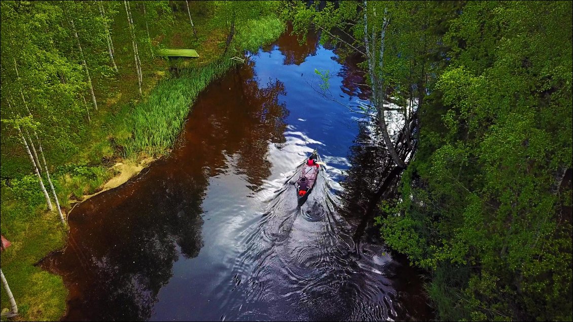 Nous apercevons tout de même des dizaines de sauna posés en bord de rivière.