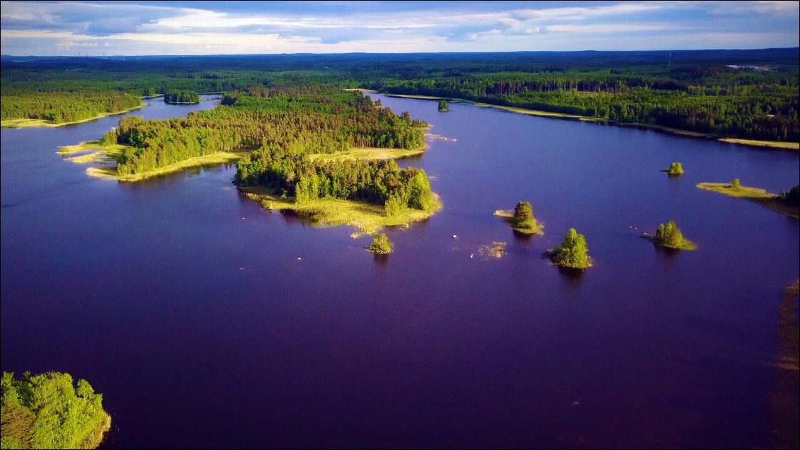 Lumière du soir. Le drone a une portée de 7km et faire du vol libre permet des faire des images tout en découvrant son environnement.