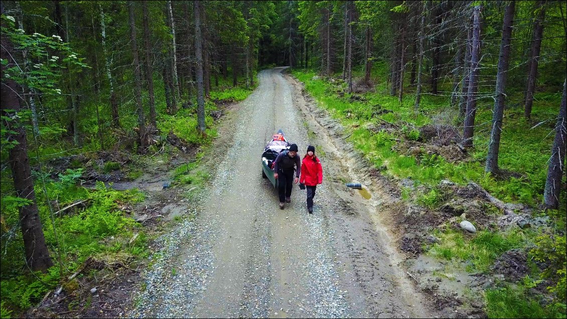 Nous passerons ce petit portage à savourer l'euphorie qu'a provoquée cette humaine rencontre, tout en se remémorant chacune des saveurs alimentaires de ce repas. Puis avec l’énergie de toutes ces noix, il ne nous restait plus qu'a trimbaler aussi notre culpabilité d'avoir tout mangé !