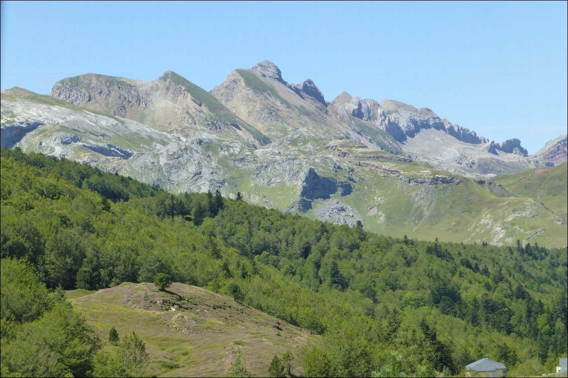 Vue du col du Somport : la Sierra de Bernera