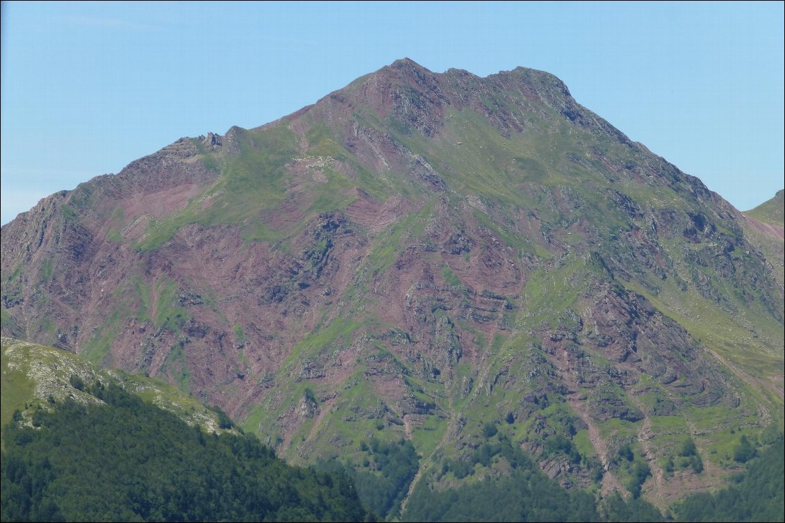 Coté pays Basque français, la terre rouge du pic de Gabedaille contraste avec le vert des forets en vallée