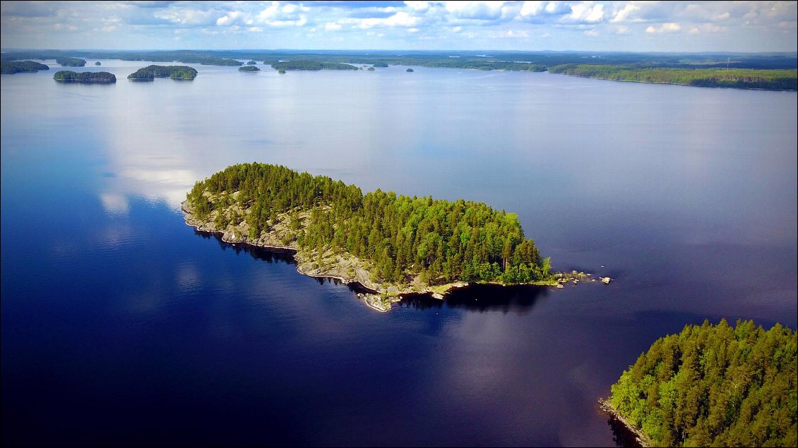 Aussi loin que porte l’œil, il n'y a que des îles sur cette image et celle-ci fera office de bivouac.