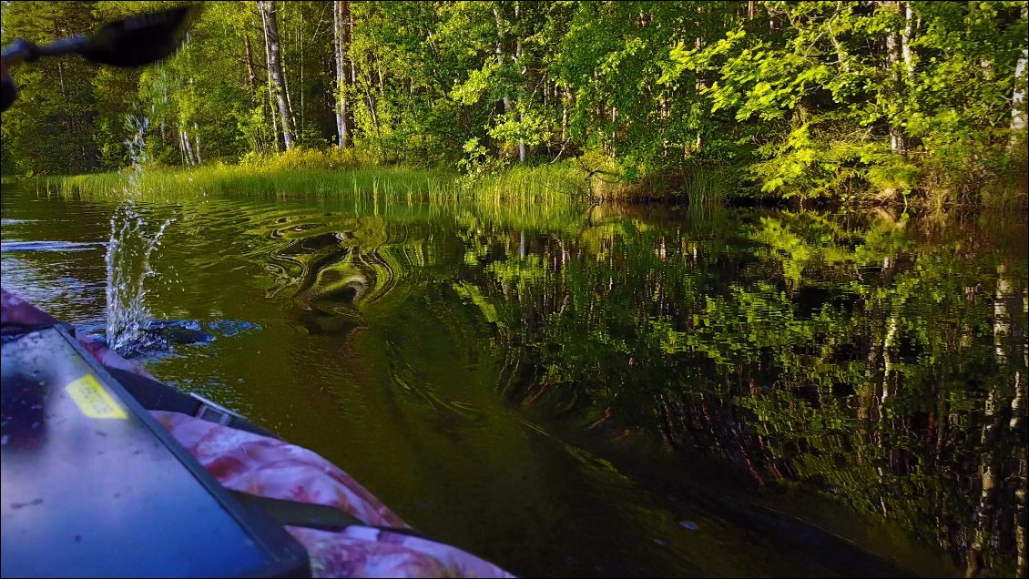 A cette heure tardive l’atmosphère est sublime, nous avançons sur un miroir qui se délie à notre passage.