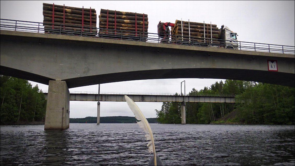 La géographie finlandaise ne laisse pas de choix quant aux voies de communications,c'est ainsi que la plupart des voies ferrées sont parallèles aux routes.