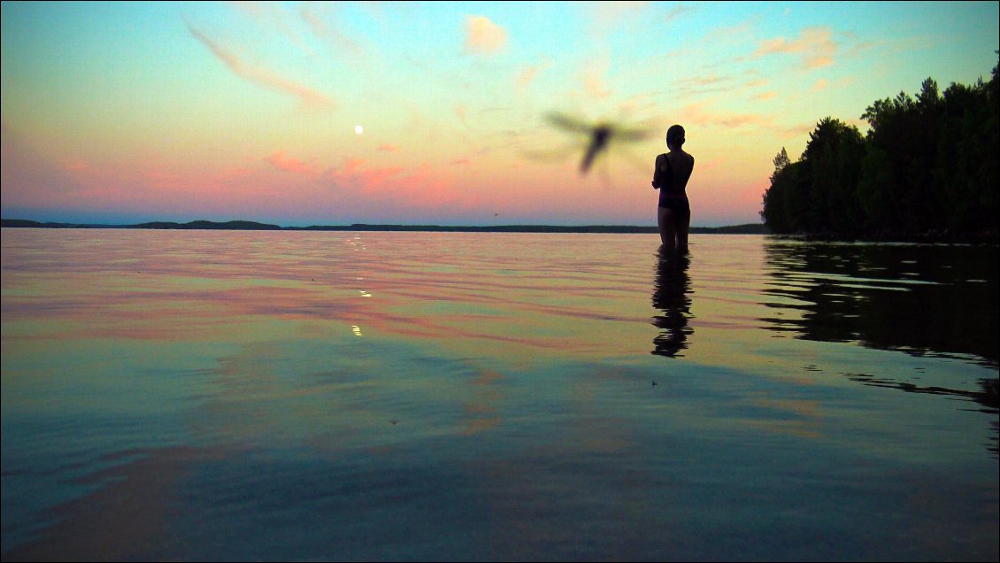 C'est la pleine lune et à chaque sortie du sauna brûlant, il nous suffit de faire trois pas pour se retrouver dans l'eau, qui en devient glaciale et nous protège provisoirement des moustiques.