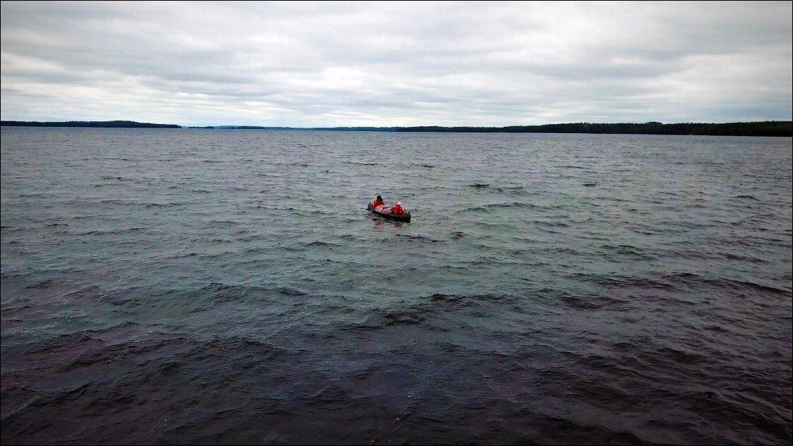 Mais le drone possède le défaut de ne jamais vraiment rendre compte de la houle dans les images que nous tentons d'en faire !