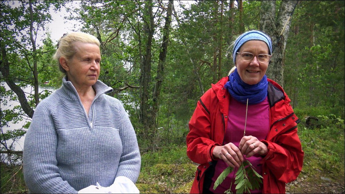Une pause durant laquelle nous discuterons avec deux dames amies : une russe et une finlandaise qui ne semblent pas s'alarmer de notre présence, si proche du mirador à 150 mètres de ligne frontalière.