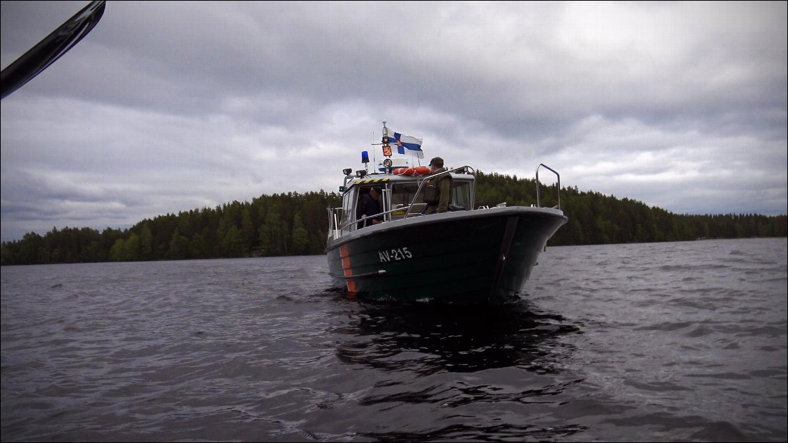 ....1 H 30 après.... Nous étions loin d'imaginer, mais Amélie me fait remarquer qu'un bateau se dirige droit vers nous par l'arrière, j'ai à peine le temps de lui demander si il y a un gyrophare dessus, qu'ils nous envoient un bref coup de sirène.