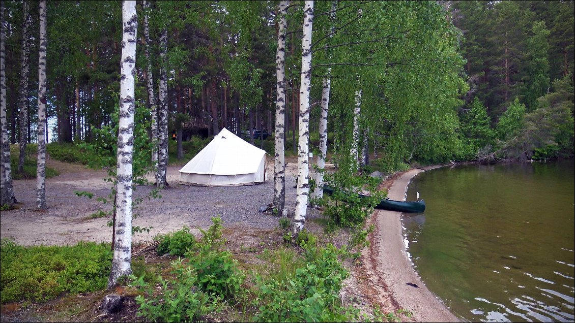 Le canoë avait été déposé dans un camping et sous la surveillance d'un douanier !! revenus à minuit, nous n'avions que l'envie de se faire à manger et nous coucher. Ce sera la seule nuit payante du parcours ! "Papiniemi camping" : 12 euros la nuit et tout ce qu'il faut pour cuisiner, laver son linge, le sécher et boire du coca frais. L'endroit est très fréquenté.