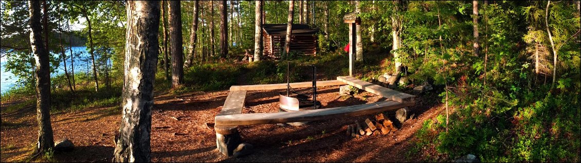 Tout est encore à disposition.....Nous estimons ce genre de camps au nombre de.....200 / 250 ! Le Suomi à instauré de nombreux parcs nationaux, très entendus et fréquentés par les Finlandais eux-mêmes.