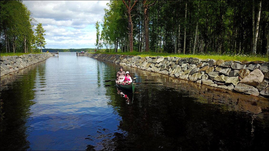 C'est le genre de canaux qui ont été aménagés pour pouvoir passer d'un lac à l'autre.