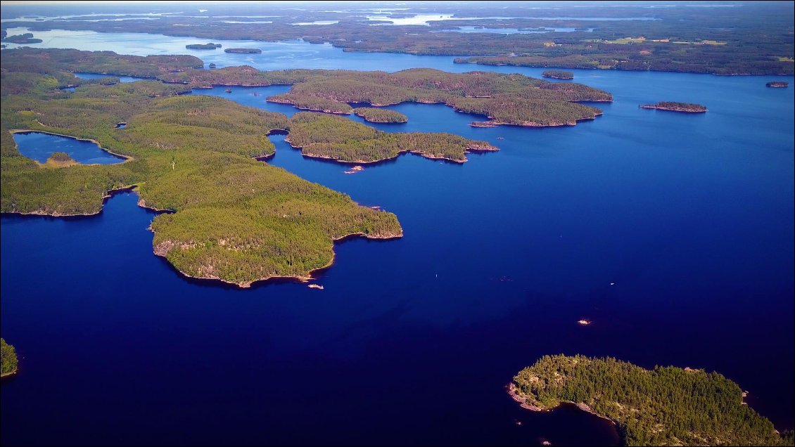 Nous sommes sur la route du lac Saimaa, fierté Finlandaise pour ses phoques annelés et ses saumons d'eau douce. Le Saimaa s'étends sur 200 km et il fait aussi frontière avec la Russie