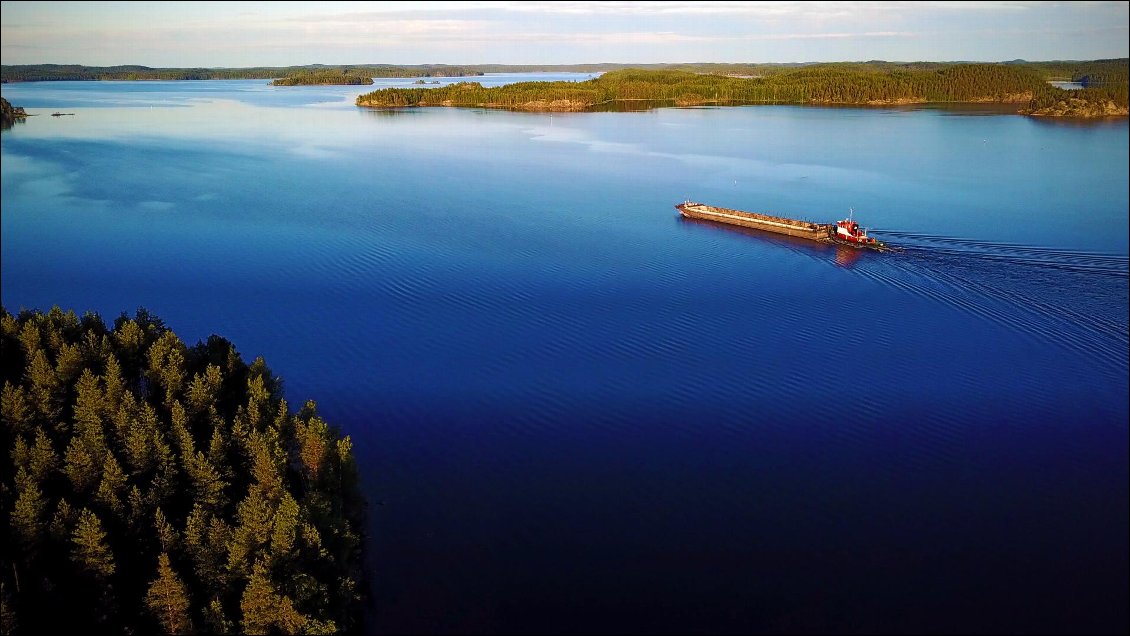 Une énorme barge qui file vers Varkaus pour se charger de bois.