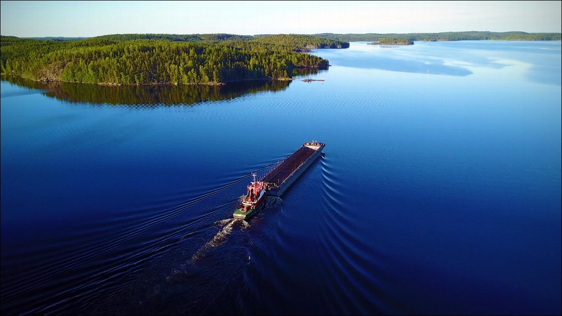 Au cours d'une nuit paisible sur une île, nous fumes réveillés inquiets par le bruit et surtout la vibration de l'une de ces barges dont on découvrait l'existence, dans une douce frayeur !