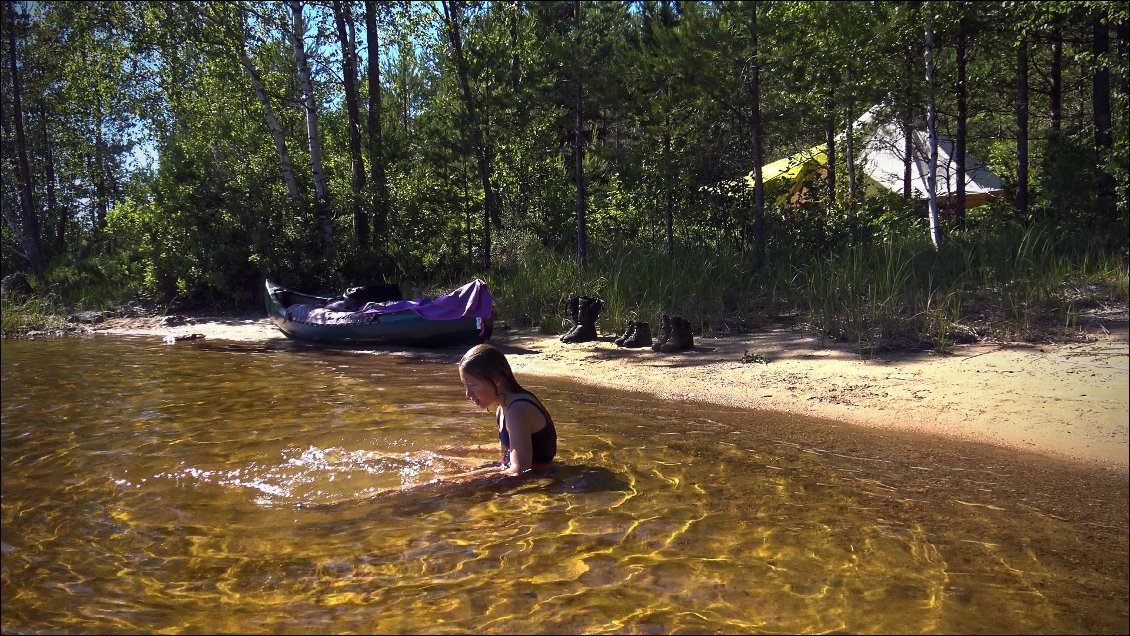 Assis dans l'eau nous prenons du sable dans les mains que nous laissons filer entre les doigts, et on recommence.