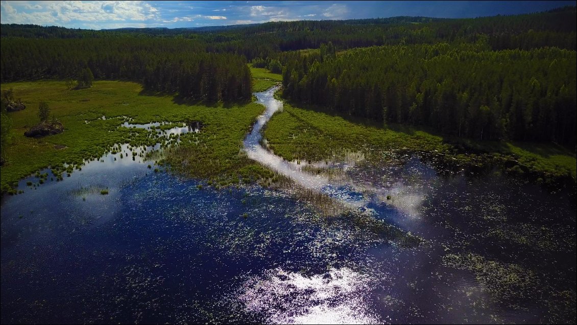 Nous envoyons le drone à plus de 3 km en le faisant suivre la rivière et nous constatons que c'est bouché et qu'il faut apprécier notre erreur de la veille comme un signe à ne pas négliger !