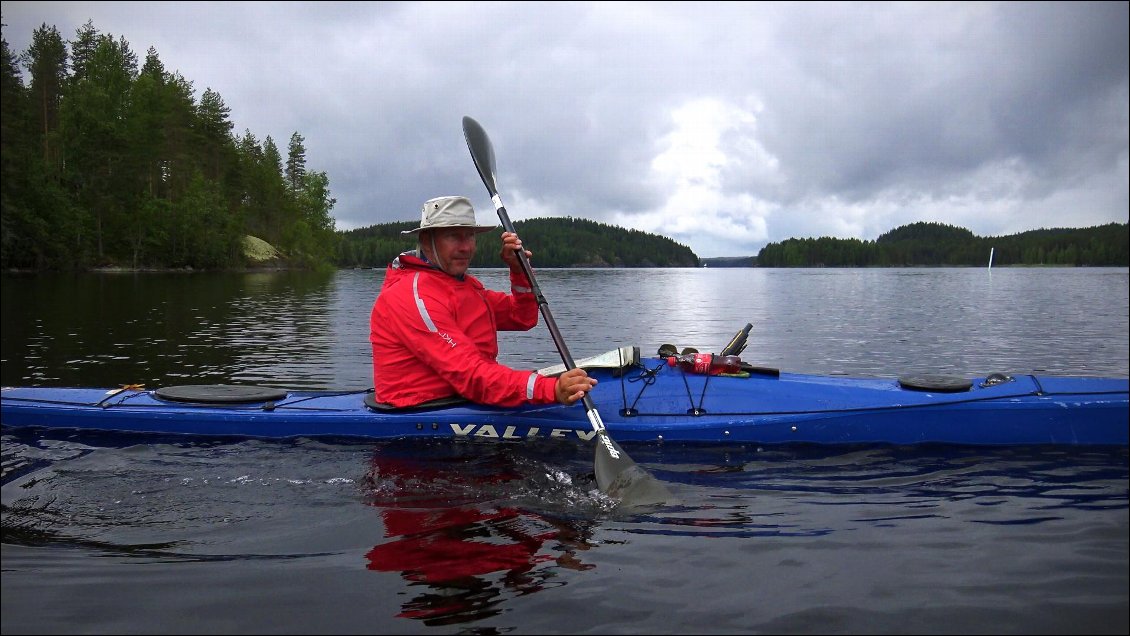 L'homme finlandais nous croise dans le quart d'heure qui suit et nous trouve sous le choc émotionnel de cette rencontre. Je remarque tout de même la qualité de sa pagaie Epic ainsi que sa dextérité, il s'y connait ! je lui parle surfski.... Bingo !
