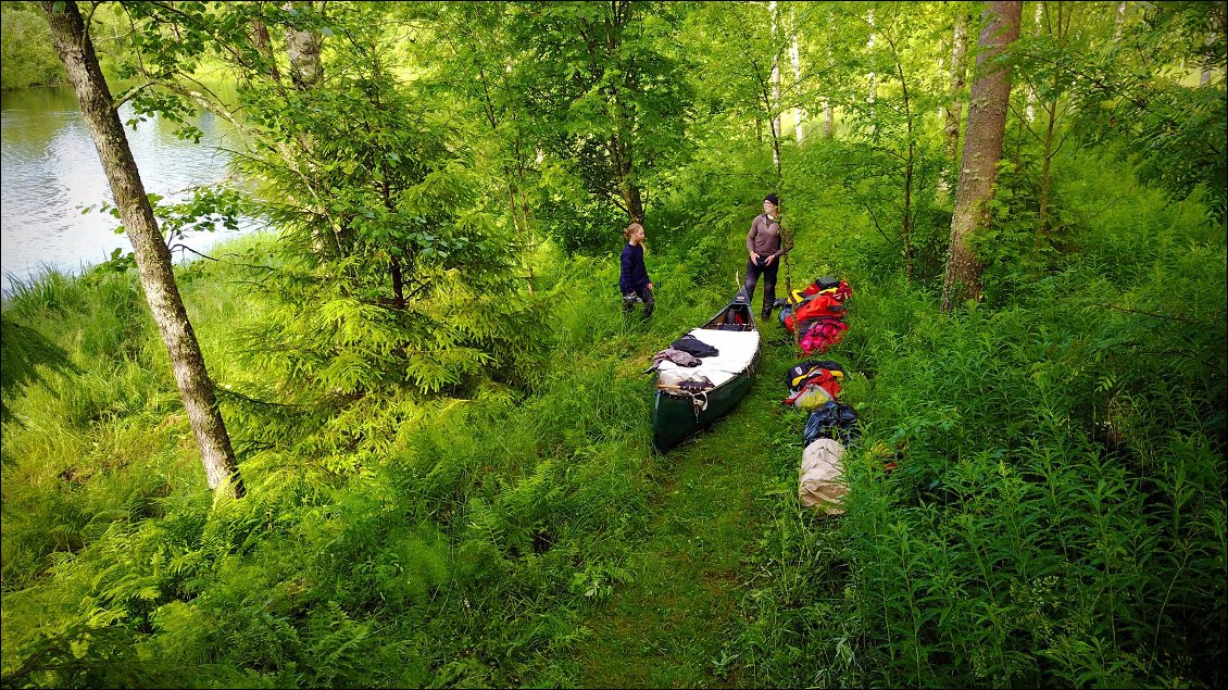 Nous préférons procéder ainsi que de passer dans l'eau, c'est la fin de la journée et rien ne sert de se mouiller à cette heure.