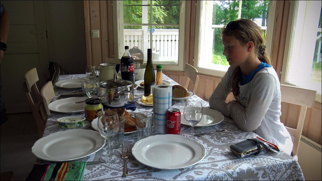 Amélie mange le saumon des yeux.