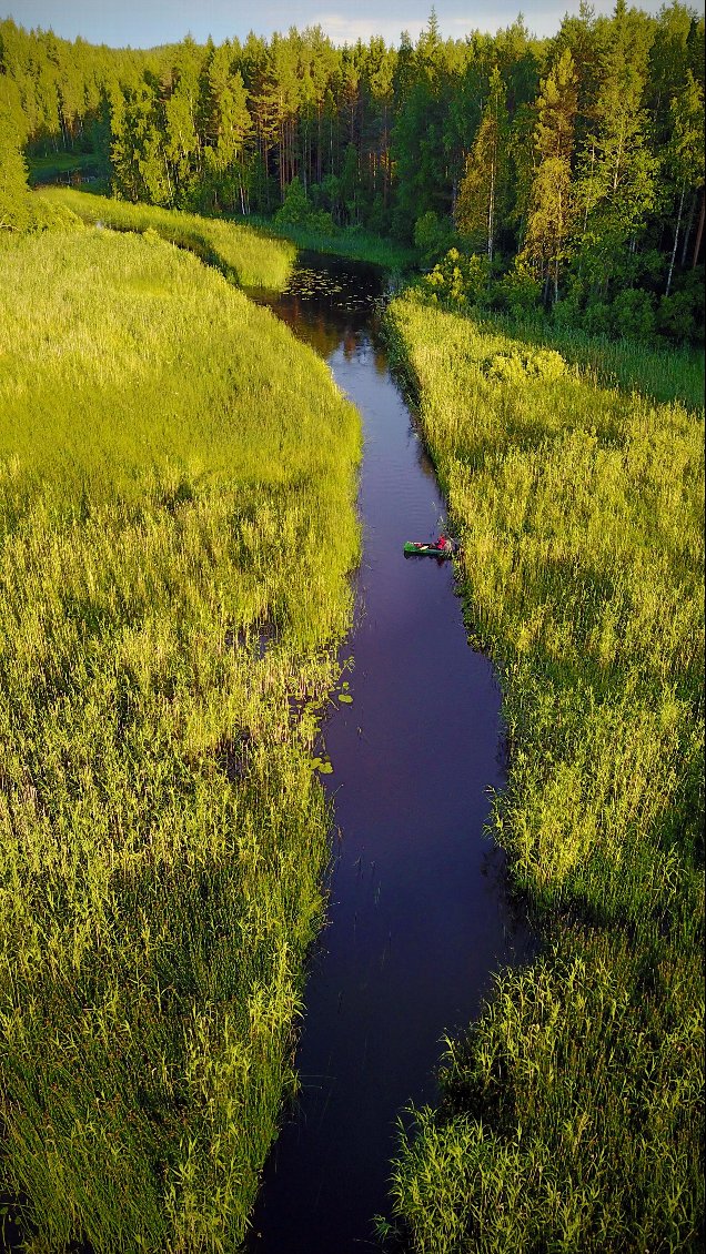 Le camp se trouve juste à 50 mètres devant nous, c'est une route officielle pour les canoë kayaks.