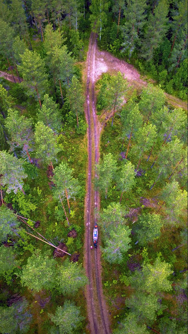 Le camp était occupé par une famille alors nous avons posé la tente à 50 mètres, au bord du chemin qui est le début de ce portage imprévu : Nous préférons êtres certains d'avancer plutôt que de devoir prendre le risque de passer dans des rivières impraticables, parce que minuscules.