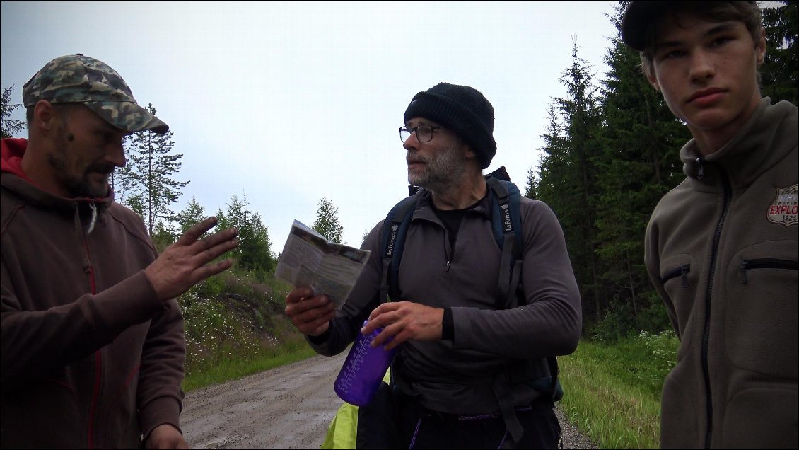 puisqu'il nous apportent la carte des routes de canoë, il ne parle pas un mot d'anglais mais son fils possède quelques notions qui nous permettent de se comprendre et de leur expliquer notre parcours...