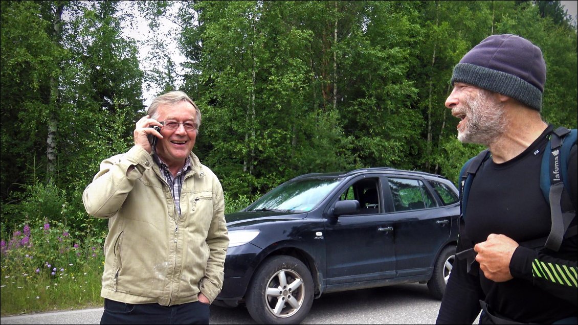 Alors que nous étions sur une route secondaire, un homme arrête sa voiture et se plante devant nous en nous sommant gentiment de nous arrêter, sans parler un seul mot d'anglais ! Son audace me provoque un fou rire qui va se rependre !