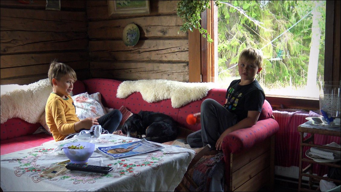 Ça a vraiment surpris les enfants de voir qu'avec Amélie nous débarrassions la table à chaque repas, et que ma fille ne mangeait pas de chips apéritif au petit déjeuner avec du coca cola !!!