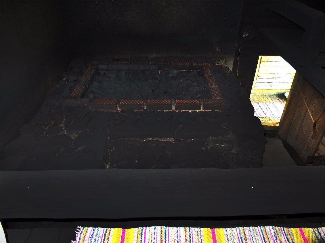 La chaleur d'un tel sauna est bien différente d'un sauna à bois contemporain qui rejette sa fumée à l’extérieur, c'est tellement subtil à expliquer comme sensation, que je ne peux que vous souhaiter de découvrir cette merveille !