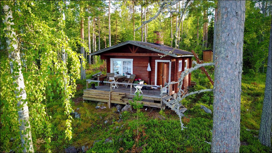 Voila la cabane...Que dire ! Revenus à notre duo, que déjà nos amis nous manquaient. Kiitos Perti.