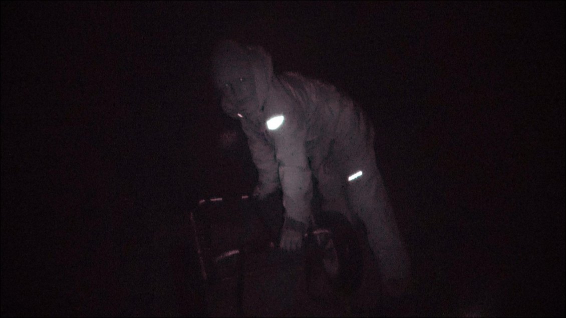 Obligé de te réveiller pour un portage, tu remplies ton rôle sans sourciller.