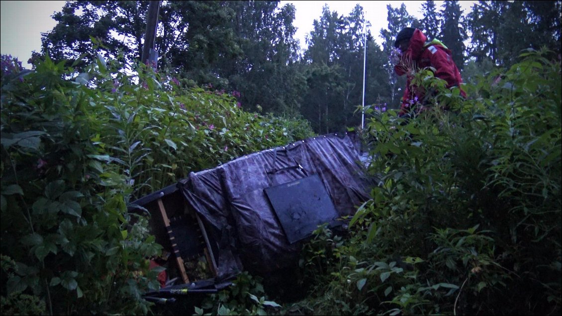 A 5 h du matin au dernier portage, j'envoi le canoë dans un pente pour rejoindre l'eau et la végétation est si haute que je ne vois rien des souches qui sont partout !