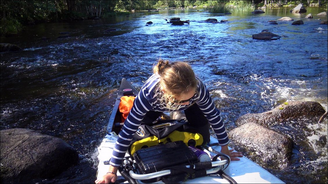 Parfois Amélie doit passer son poids sur l'avant pour faire basculer le canoë, afin que je puisse le tirer par la suite.... Elle m 'a déjà sauvé d'une crise d'hypothermie soudaine en venant sur mon dos, me transmettre sa chaleur, le temps nécessaire que je retrouve mes esprits et faire un feu, tu avais 8 ans... Il était temps de te rendre cet hommage !