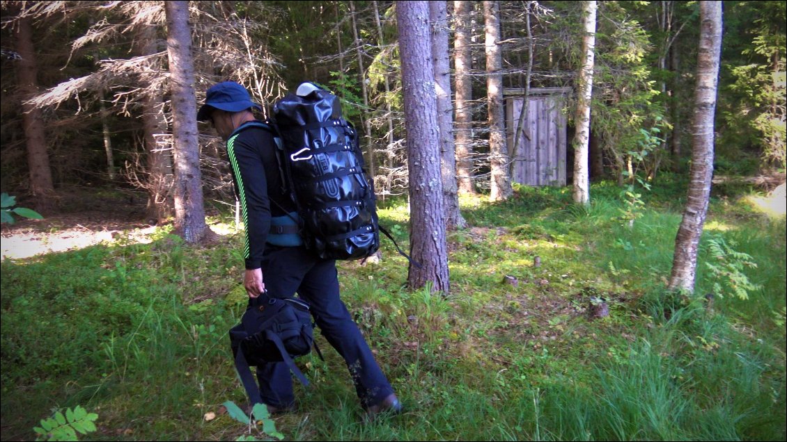 Mon sac pèse 35 kilos, nous emmenons entre autres, le drone et toute la nourriture que nous allons leur offrir.