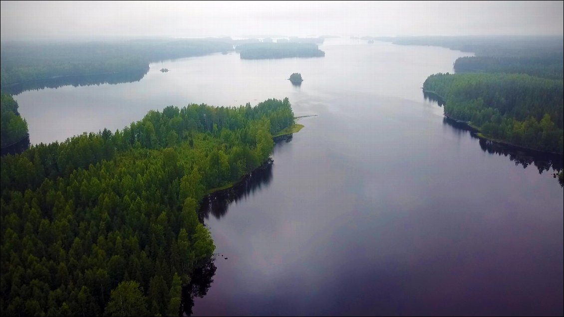 Nous repartons pour 46 km avec deux rapides à descendre, nous savons que nous arriverons durant la nuit à la cabane. Cette dernière navigation se doit d’être aussi épanouissante que possible.