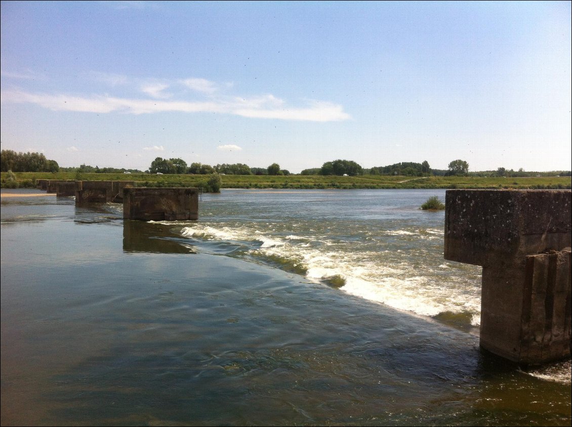 Les restes d'un ancien pont avant Blois: impossible à franchir, des rappels partout, sauf complètement sur la droite, le plus proche du rivage, je l'ai passé avec Canoë. Bien sûr, toujours repérer avant, surtout là il y a un ponton où on peut s'arrêter pour aller reconnaitre...