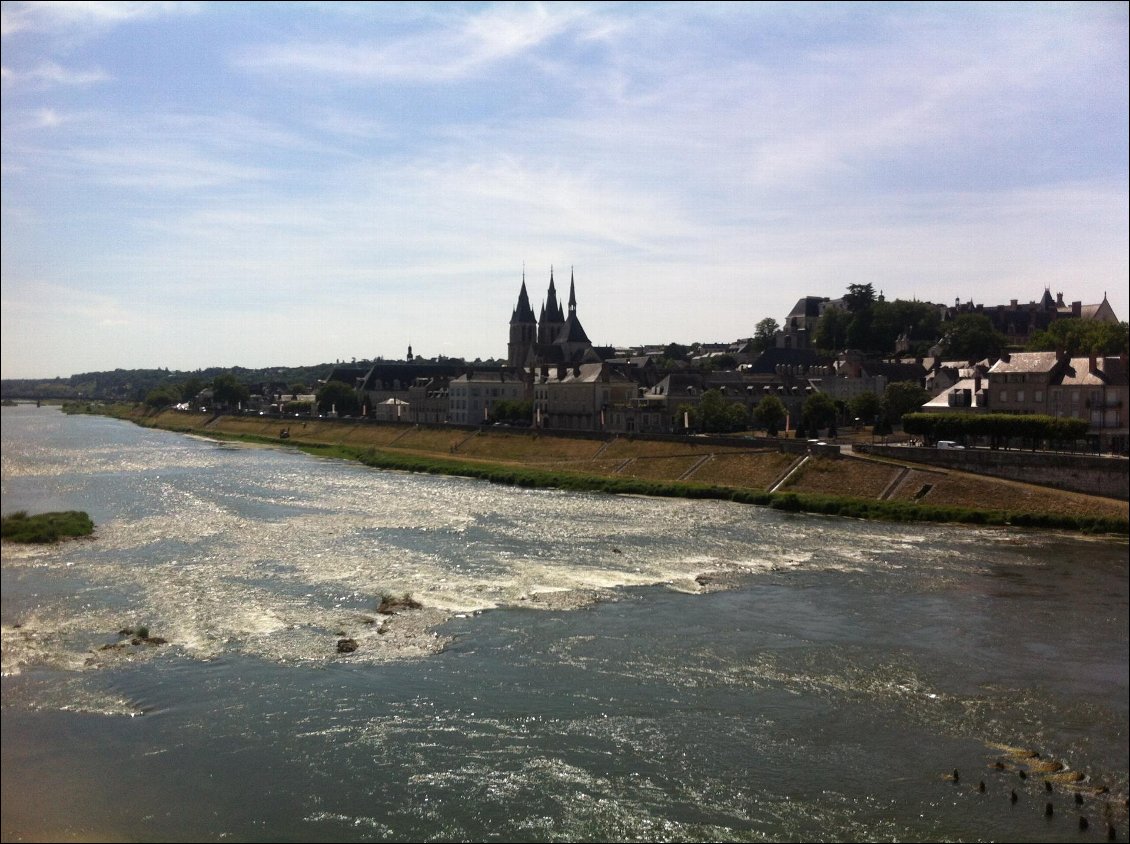 Depuis le pont de Blois, avec le plus beau des canoës, on ne pouvait pas passer dessous non plus, alors on a dû débarquer, puis rembarquer, ce qui nous a donné l'occasion de visiter les abords du fleuve dans la ville la plus sale de la Loire: un dépotoir à ciel ouvert avec tous les déchets qui trainaient, et certains depuis longtemps! En plus, le comble du comble: des égouts déversés directement dans la Loire: aucun endroit pour rembarquer en rive droite, alors le seul passage était dans des eaux nauséabondes: Canoë et mes pieds s'en souviennent...