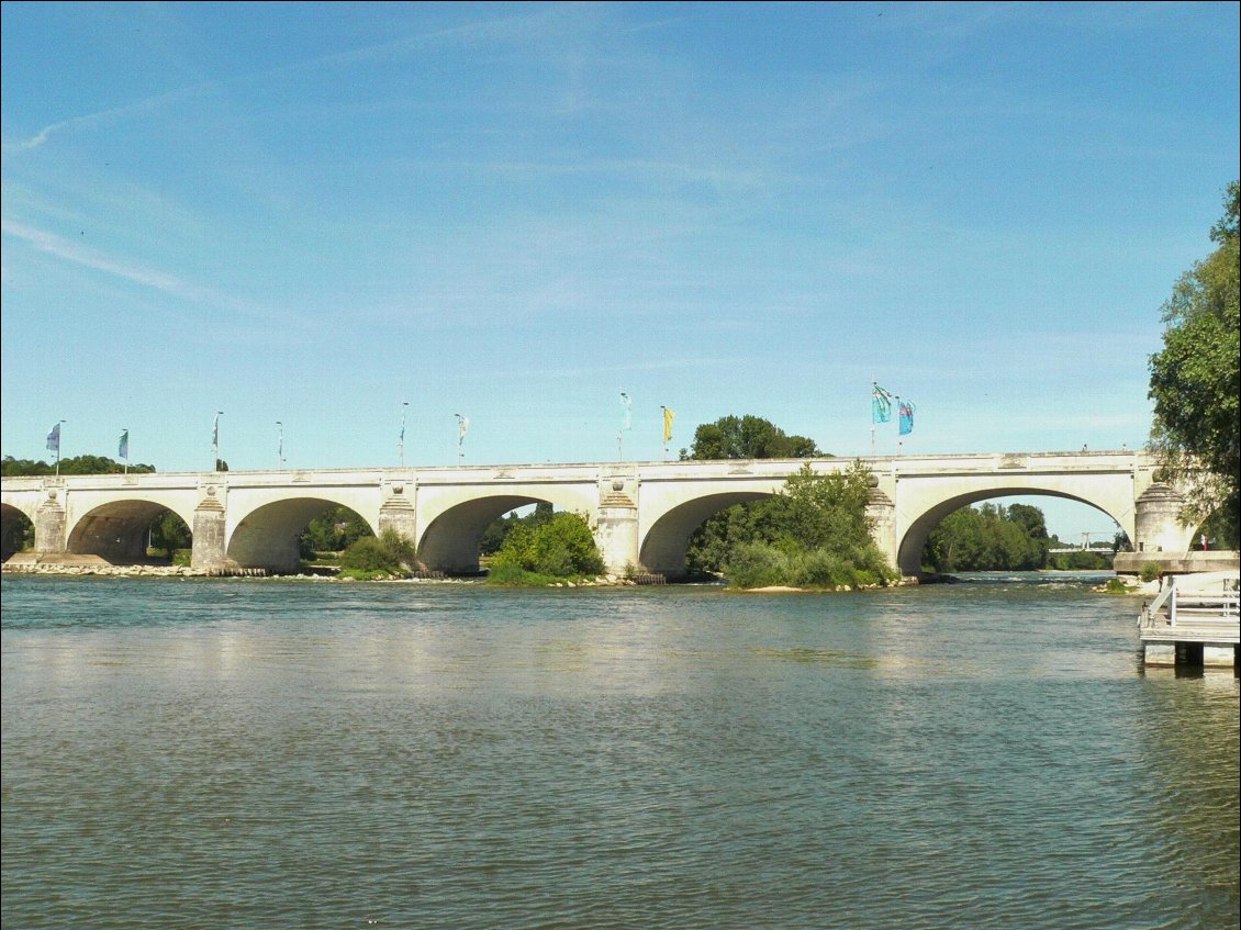 Le pont de Tours!! Enfin, un des multiples ponts, mais celui-là est bien dangereux, alors comme vous voyez, on n'est pas passé dessous!
