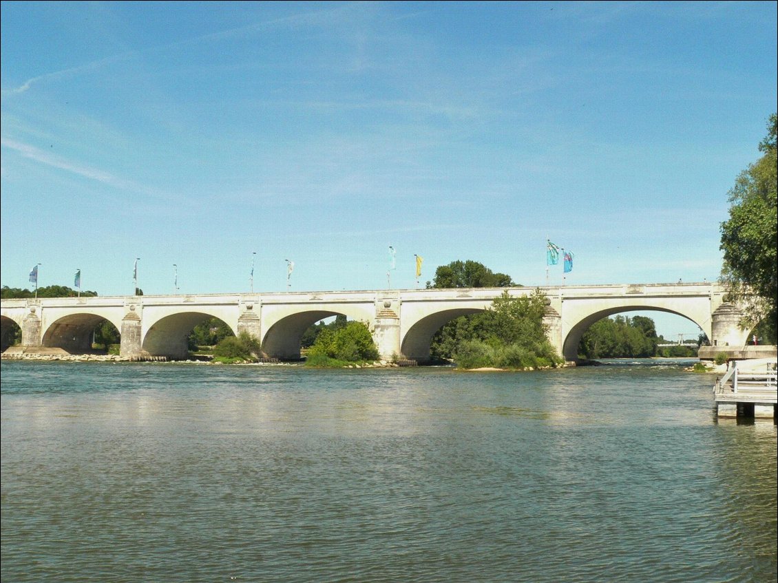 Le pont de Tours!! Enfin, un des multiples ponts, mais celui-là est bien dangereux, alors comme vous voyez, on n'est pas passé dessous!