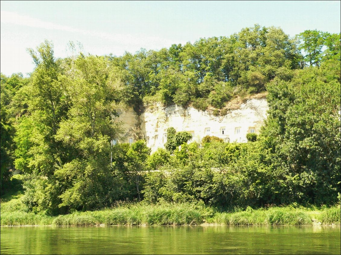 Rien de tel que le fleuve pour admirer les habitations troglodytes!