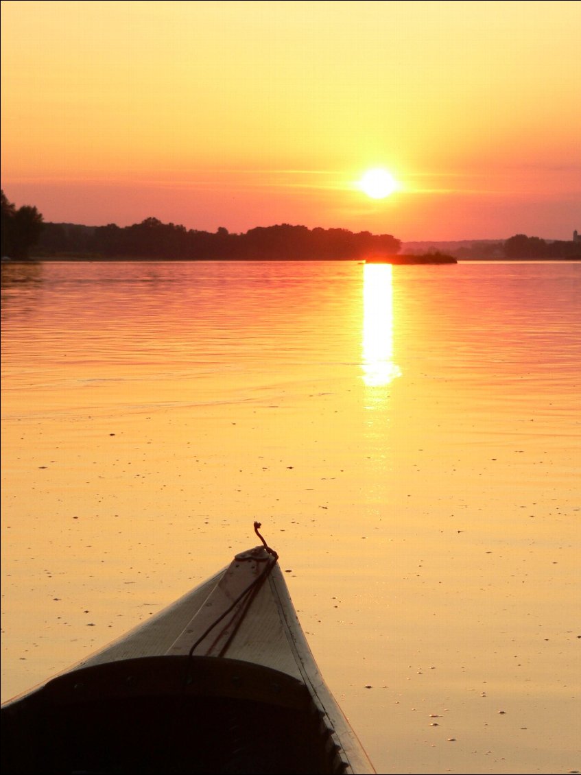 Soirée avec mon amie Brigitte près de Saumur, grandes questions existentielles auxquelles la Loire répond, et Canoë et la Loire savent nous remettre dans l'instant présent avec ce soleil qui se couche au bon endroit: dans la Loire! C'est pas pour rien qu'elle va vers l'ouest...