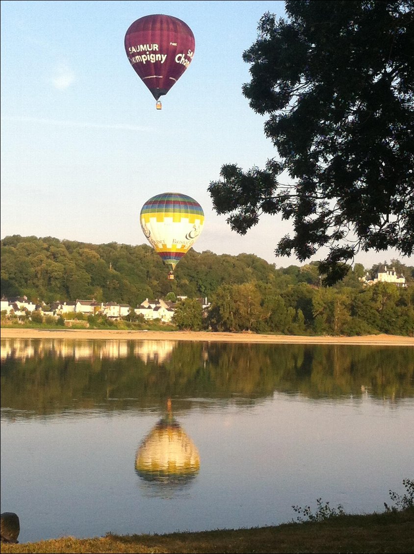 Et le petit matin, réveil au son des montgolfières... Vous croyez que c'était silencieux, une montgolfière?? Aha, au moins autant pas que le planneur... Mais dans la douceur de la Loire qui s'écoule, dans le jour qui se lève, leur coefficient de zénitude est au top!