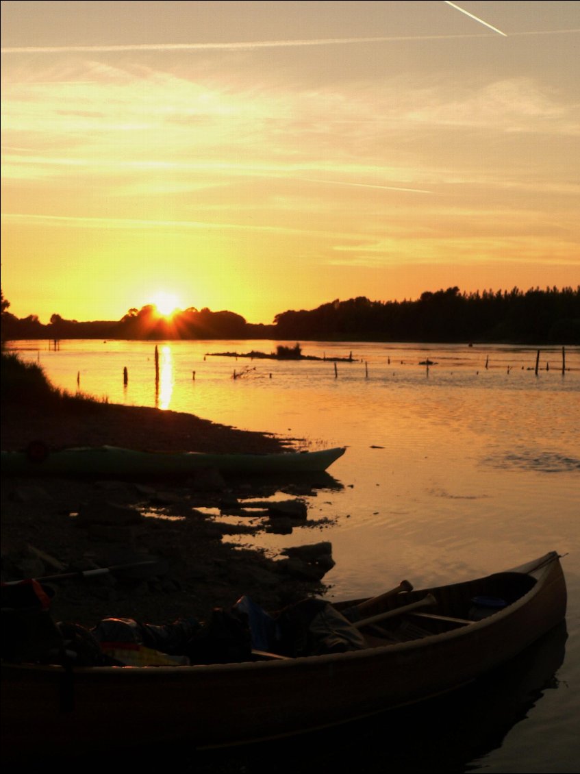 Le lendemain soir, dernier bivouac avec Canoë... Et oui, vous voyez bien, on n'est pas seuls pour ce dernier bivouac! Nous avons rencontré un kayak qui lui aussi a descendu toute la Loire, et sa pagayeuse courageuse est venue se joindre à moi pour cette soirée: nous avions pas mal de choses à partager!! Ah, les rencontres sur le fleuve...