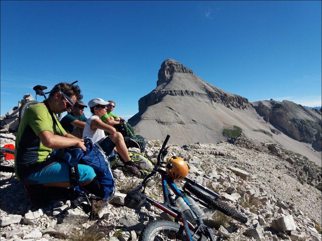 Pause reconstituante au sommet de la tête de Vallon Pierra pendant un  trip VTT BUL dans le Dévoluy. Le pain d'épices est apprécié !