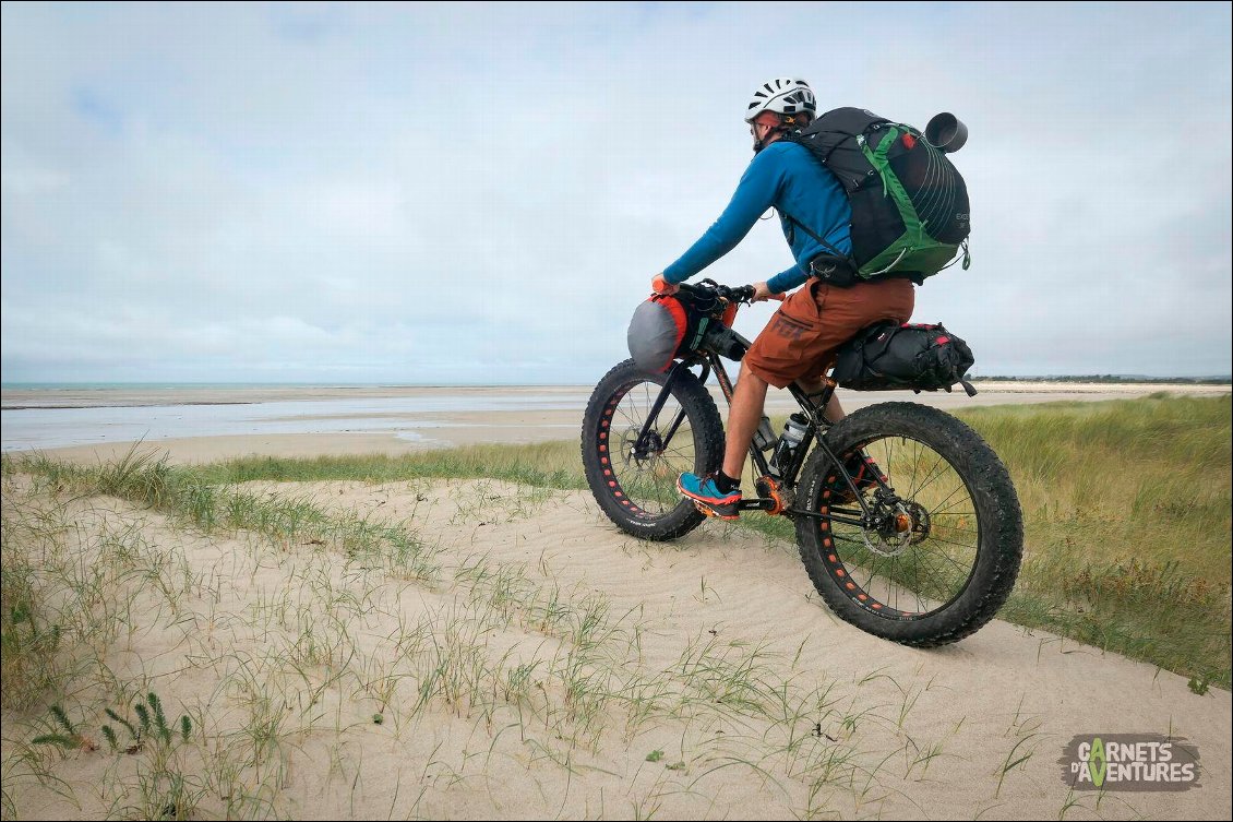L'ORNI : le fatbike Salamandre équipé de sacoches de bikepacking Revelate Design.